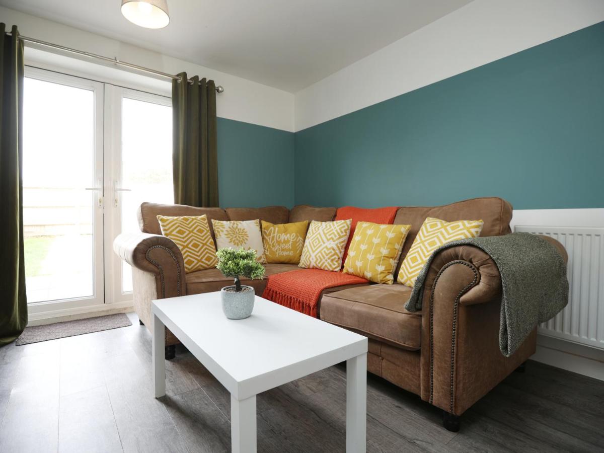Homington House By N And N Stays, Three Bed house in Swindon Perfect for Contractors, Workers and Families, Private off road Parking for 2 vehicles, Fast Wifi - B&B Swindon