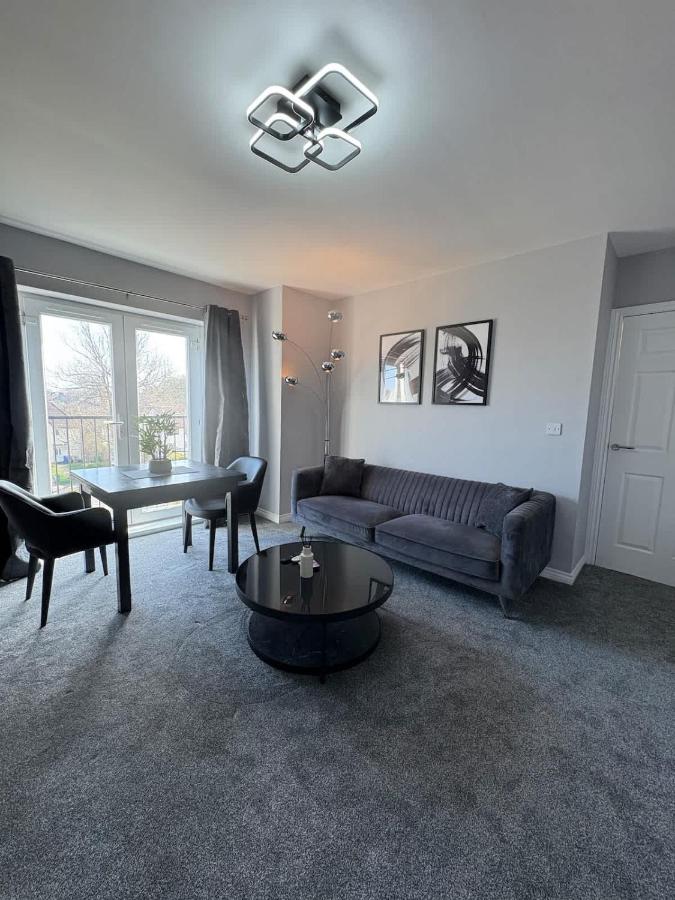 SandyCroft- Secure gated Parking & Close To Airport - Chambres d’hôtes Wythenshawe