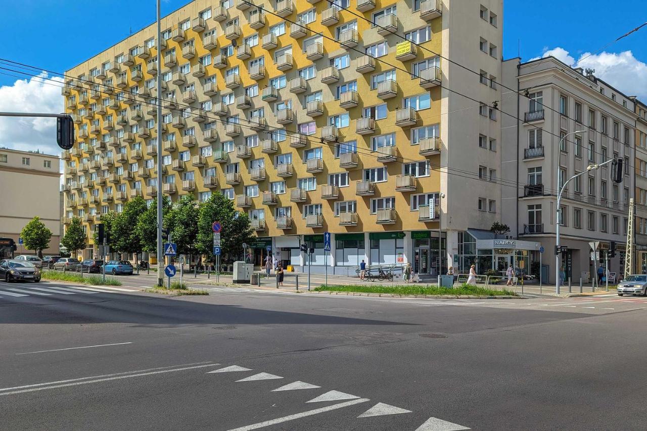 Jasny Apartament dla 6 Osób w Gdyni, 2 Sypialnie i Balkon by Noclegi Renters - B&B Gdynia