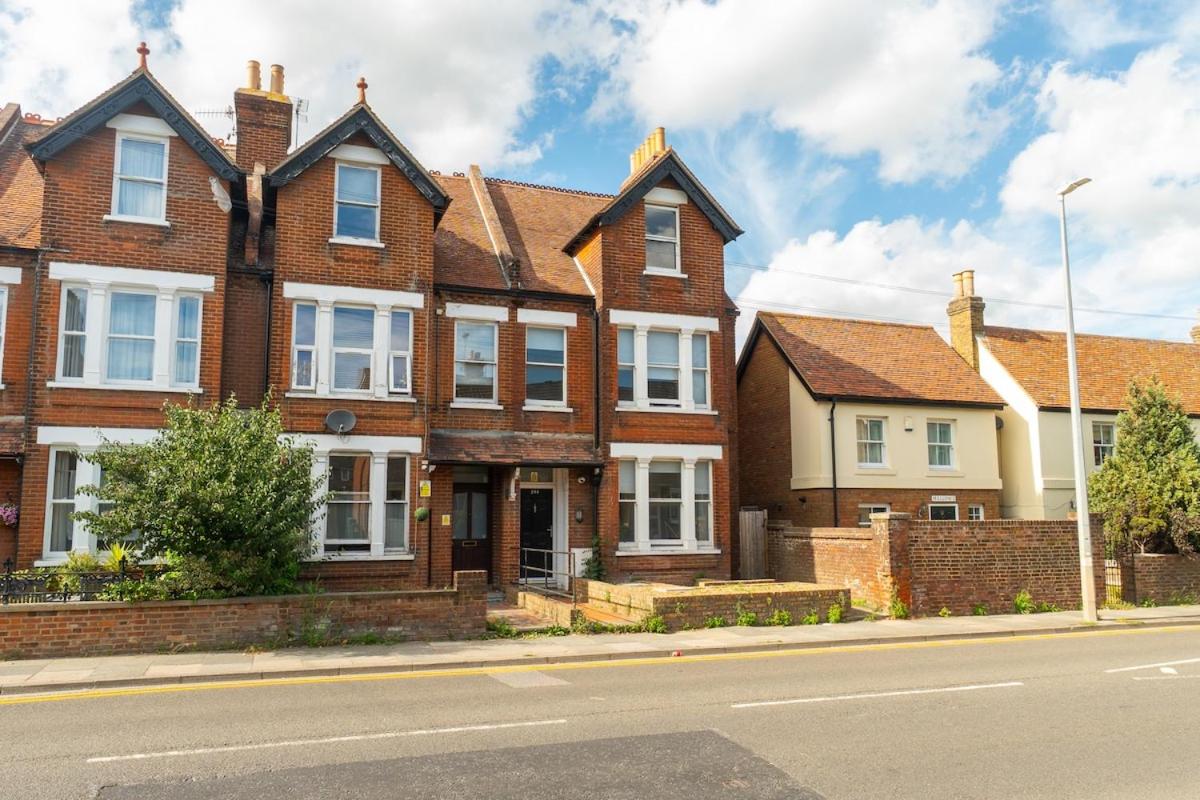 Spacious 7 Bedroom Home with Parking, Perfect for Contractors & Families - B&B Canterbury