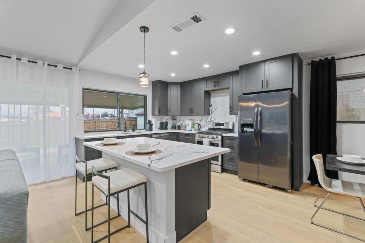 Game Room - Lux Spacious Home - B&B Austin