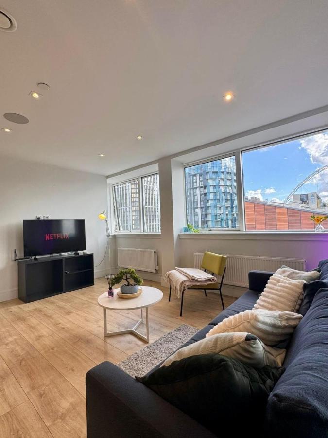 Modern 3 Bed Wembley Stadium View Apartment - Bed and Breakfast Londen