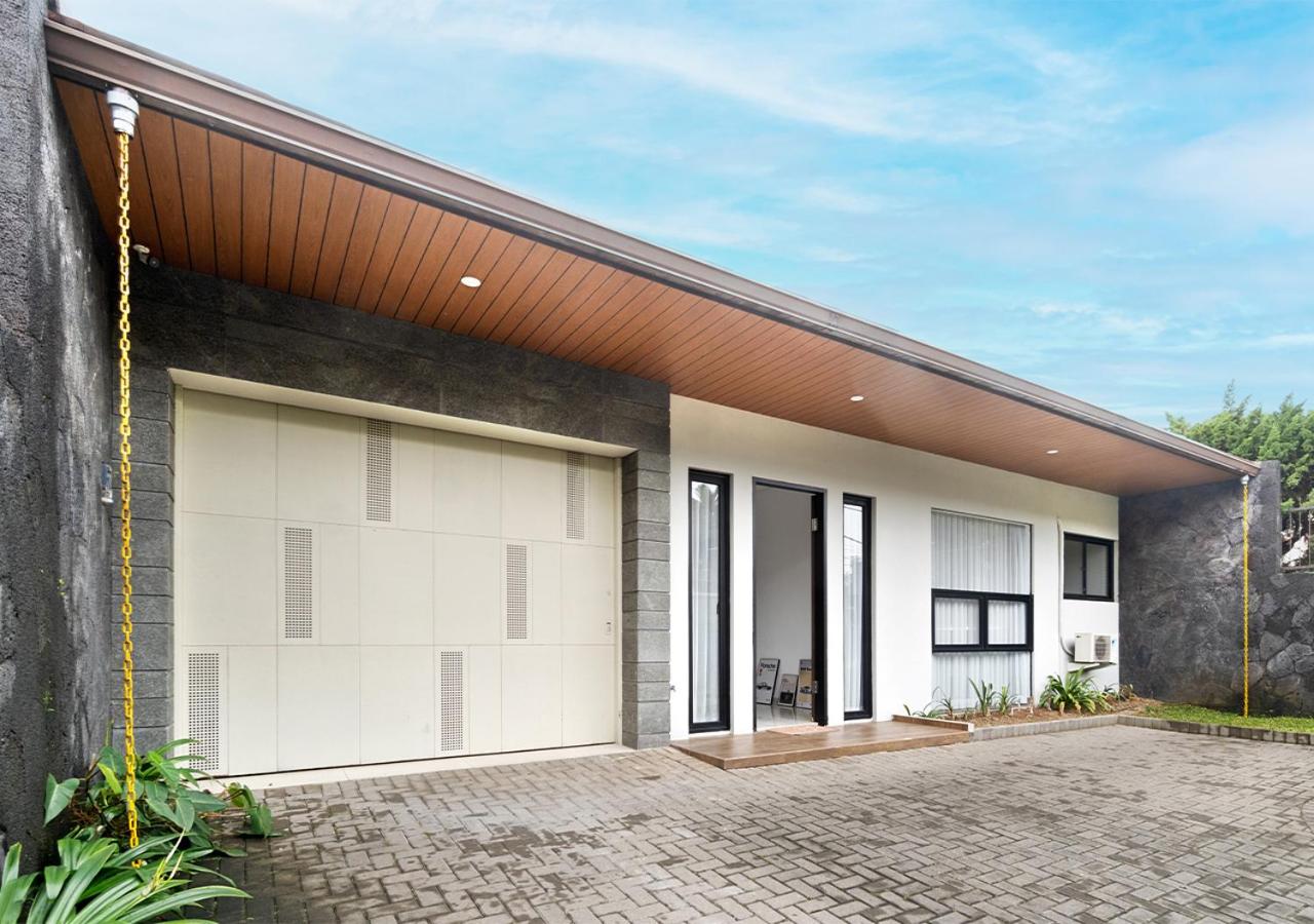 Villa in Bandung with Swimming Pool, Netflix & BBQ - B&B Bandung
