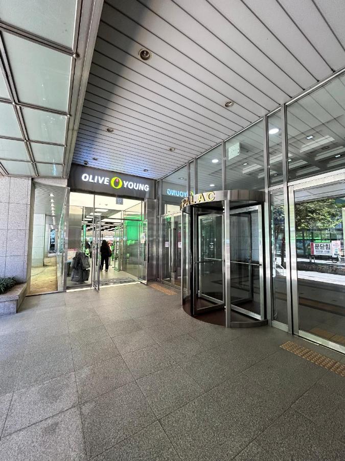 Direct Elevator to Hongik Univ Station, Exclusive 10yr Local Food Guide, NEW by 13yr Superhost, Professionally Maintained - B&B Seoul