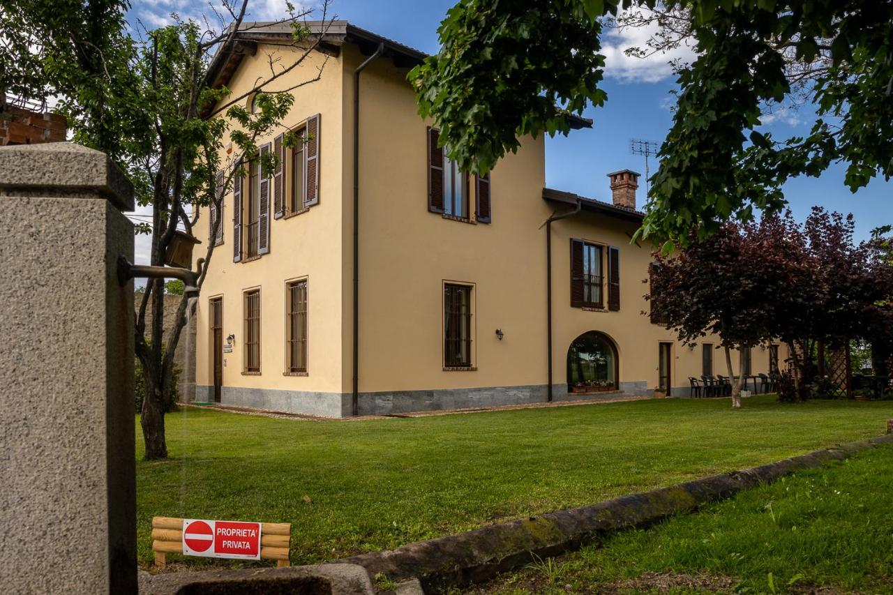 VILLA BOTTERA with Jacuzzi in the garden Cuneo Langhe Piemonte - B&B