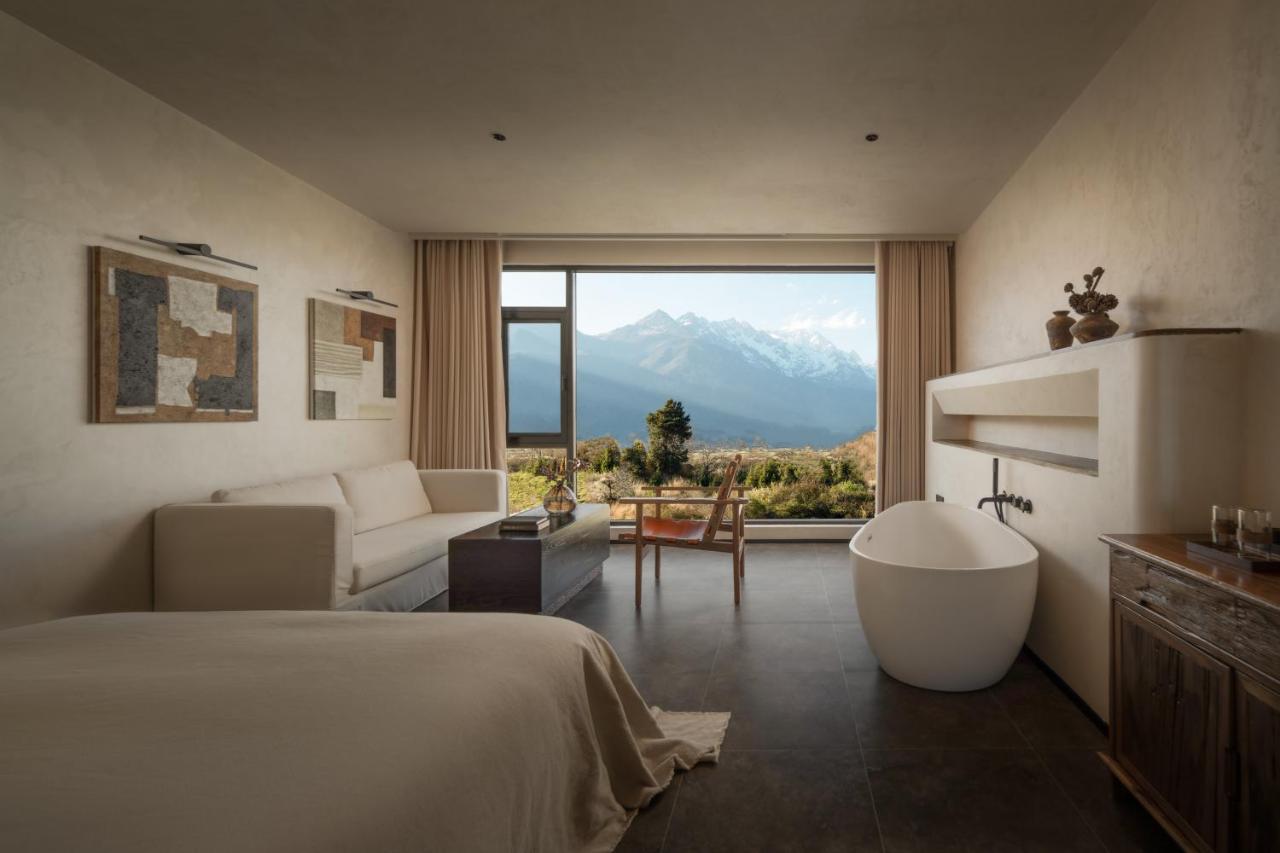 Habitación con cama extragrande y vistas a la montaña