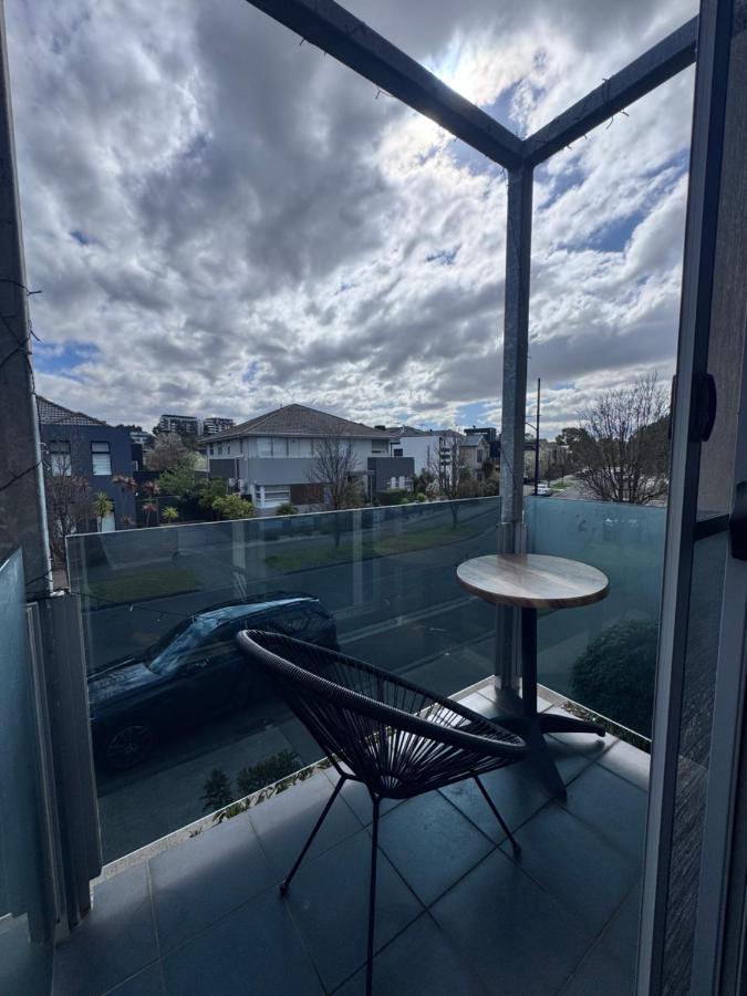 Luxe Riverside Oasis 3BR for 6 Guests Home Near Flemington Racecourse 16 min to CBD 20 min to Airport 2 mins walk to Public Transport to go to Train Station and Highpoint Shopping Centre - Chambres d'hôtes Melbourne