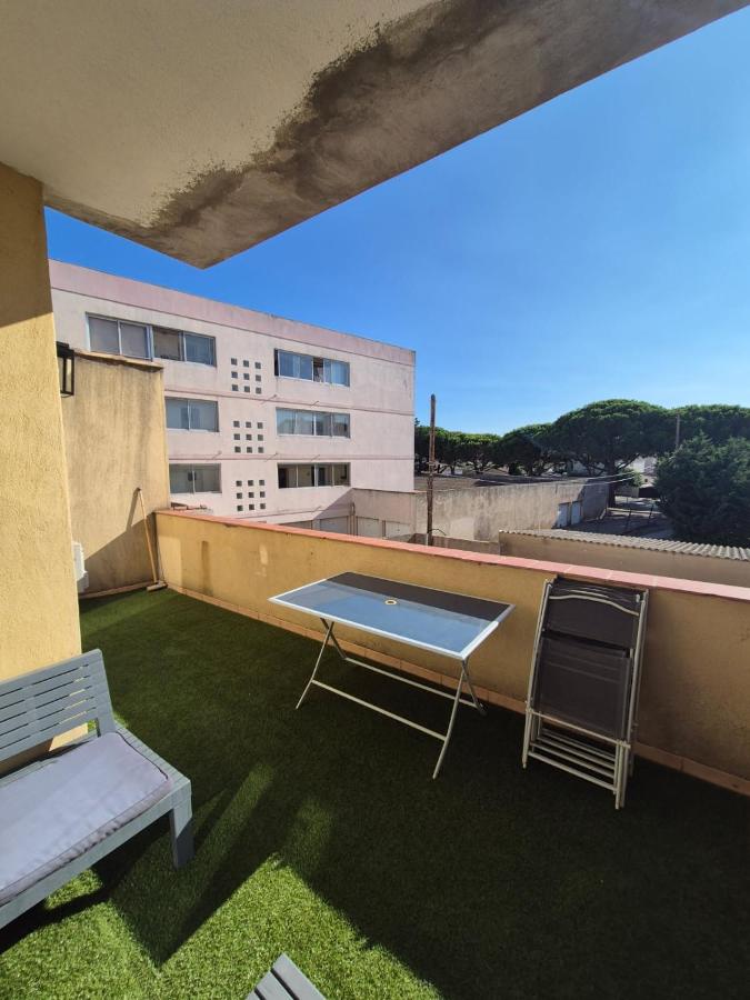 Appartement T2 avec terrasse - Ferienwohnung Port-Saint-Louis-du-Rhône