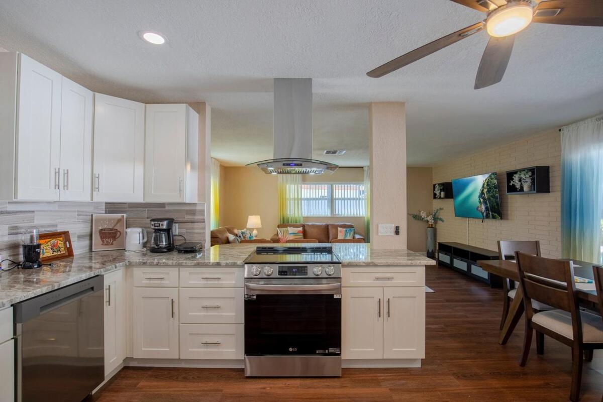 Sunny Escape-Heated Pool - Bed and Breakfast Seminole