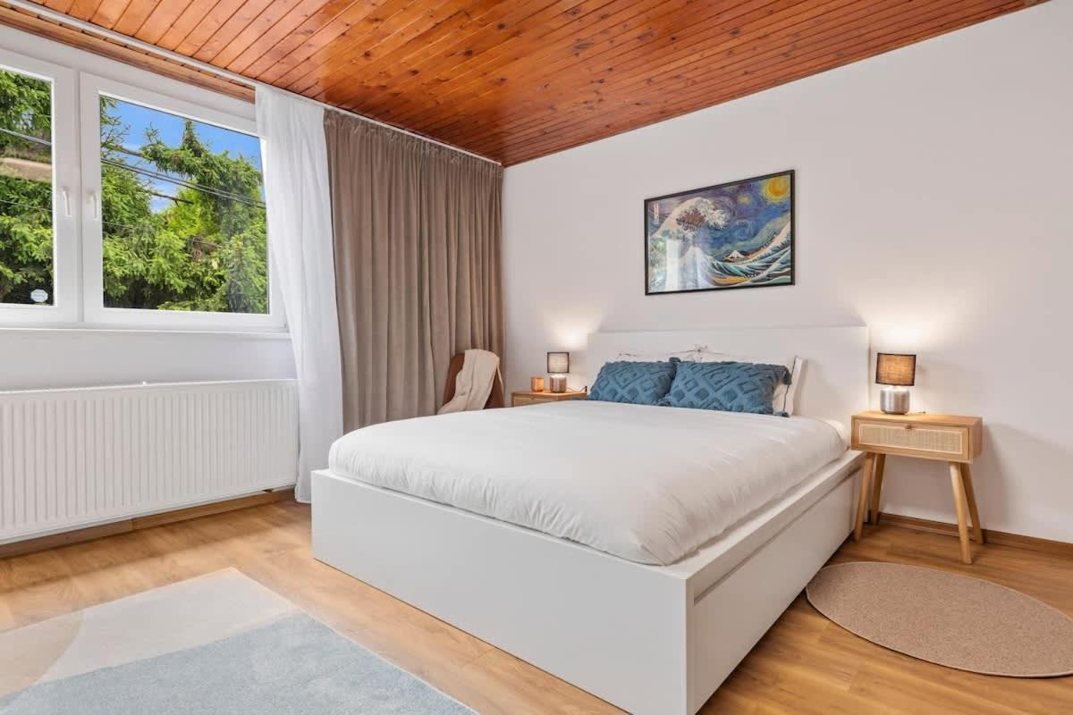 Art-Inspired, Designer Apartment - B&B Bratislava