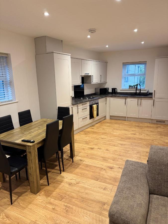 3 Bedroom House with free on site Parking next to the Canal - B&B Keighley