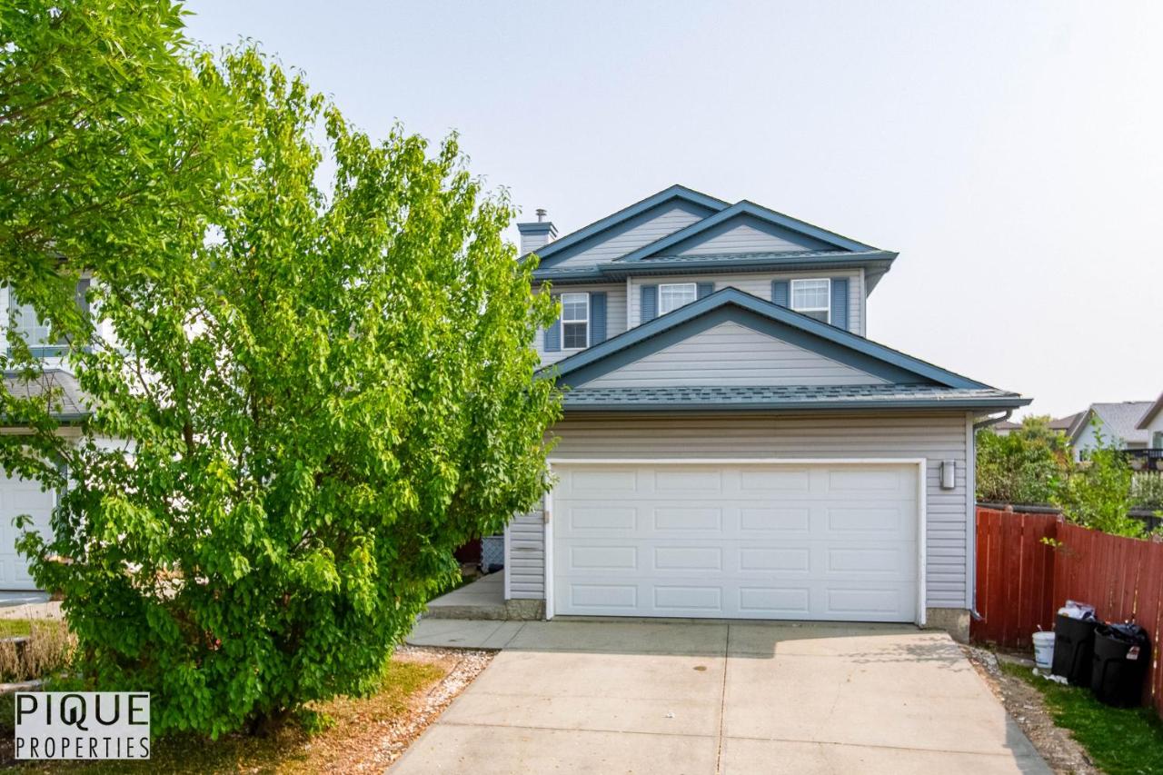 Spa Oasis Home - Hot Tub - King Bed - AC - BBQ - Garage! - Chambres d'hôtes Edmonton