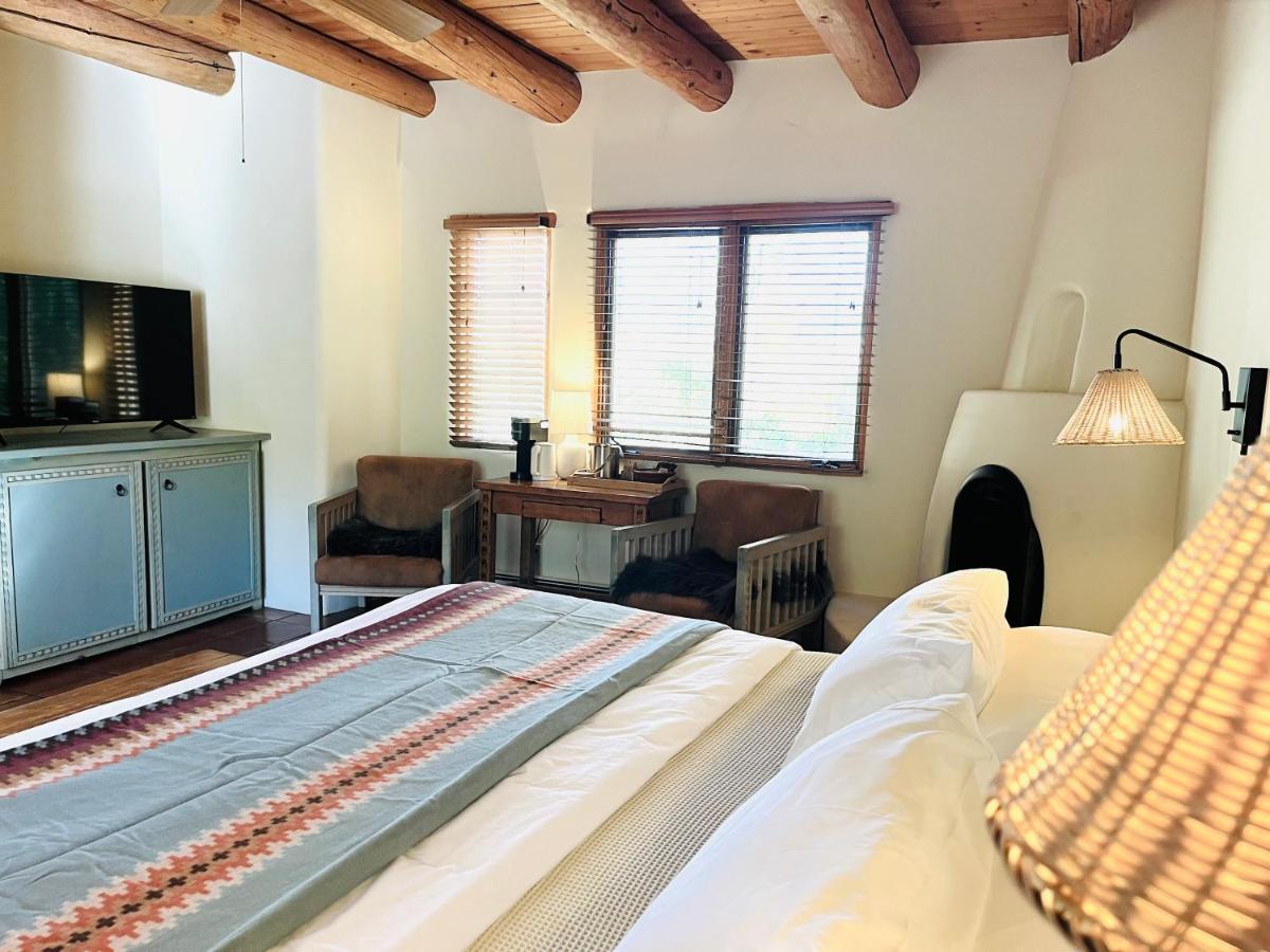 Habitación con cama extragrande.