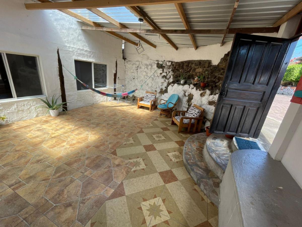 BLACK&WHITE -Dis Dihai- - B&B Puerto Ayora