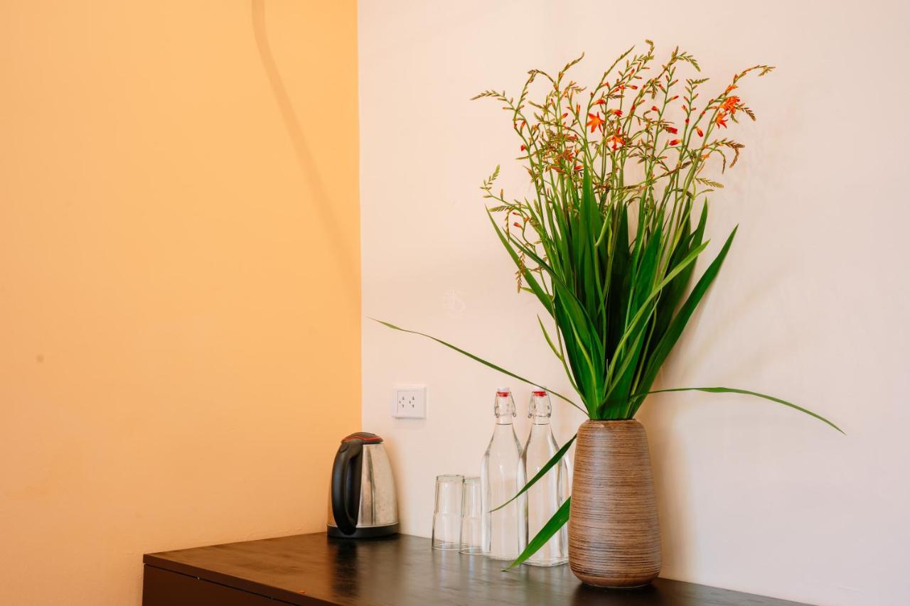 Habitación con cama extragrande y vistas al lago