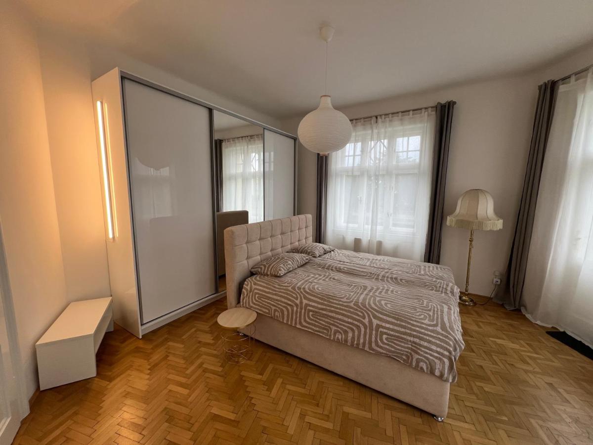 A stylish and comfortable 2 bedroom apartment with thoughtful design, private balcony, and a relaxing bathtub, making it perfect for well being and cozy city living - B&B Vienna