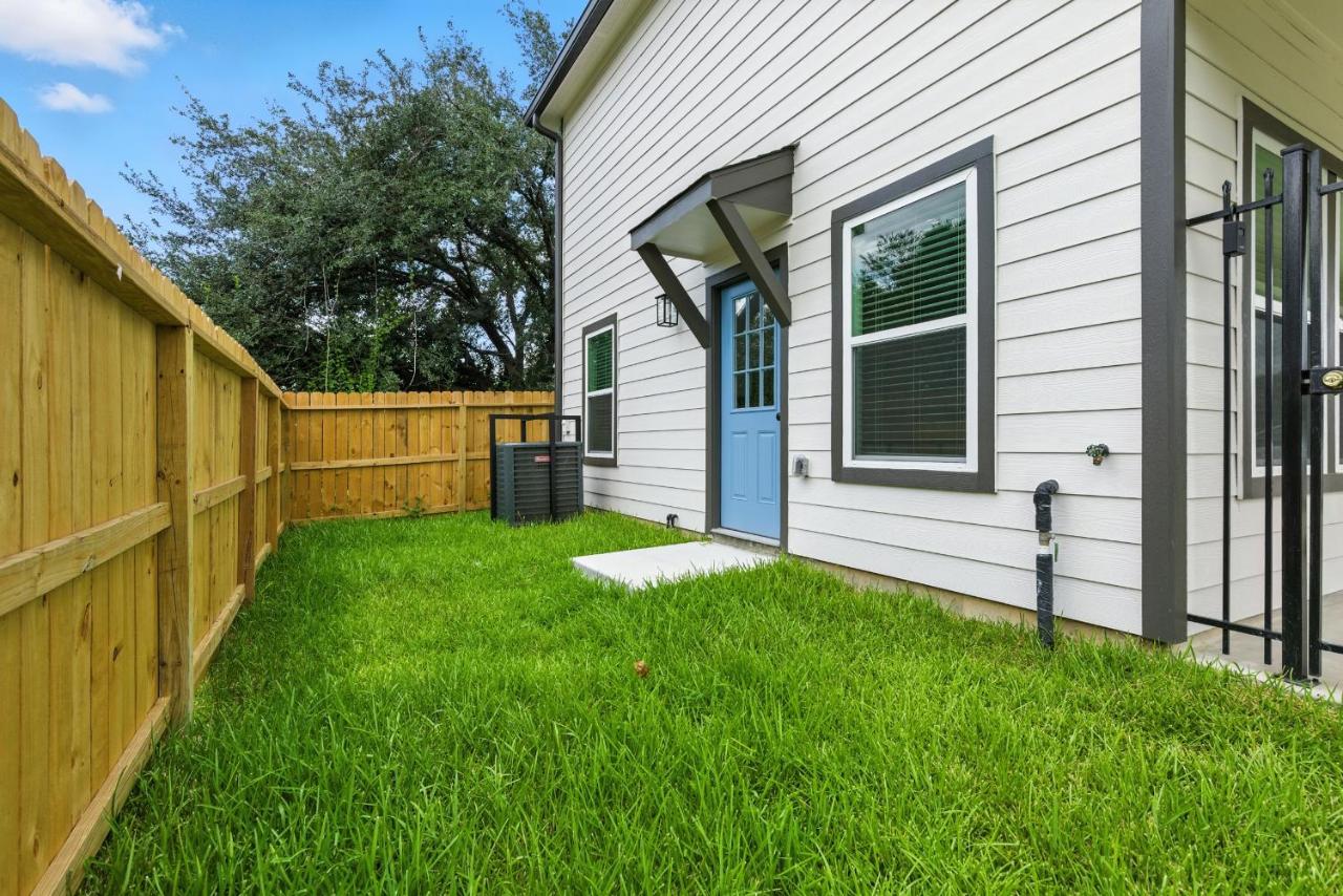 Brand-New 3 BR House Mins To Downtown and Airports - B&B Houston