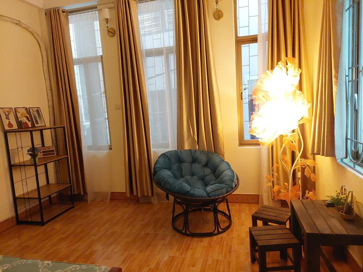 Zimmer mit Kingsize-Bett und Balkon