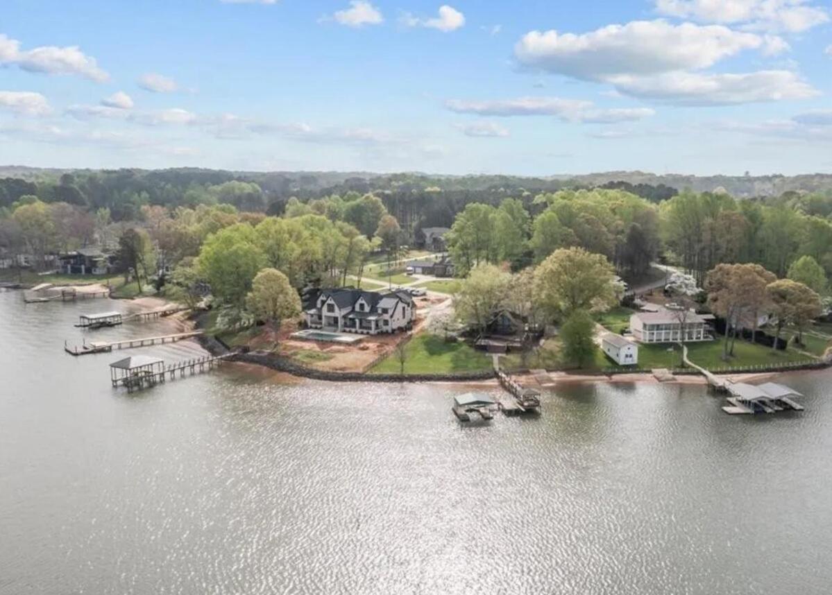 Unique LKN Waterfront Home with Dock - B&B Mooresville