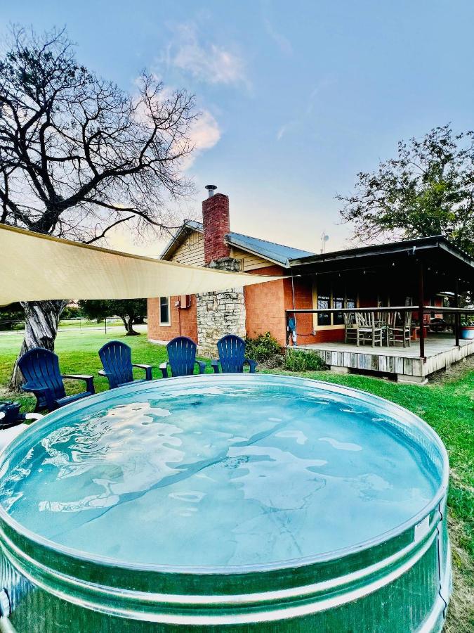 Habari 5BR Ranch House near Fossil Rim Cowboy Pool - Chambres d'hôtes Glen Rose
