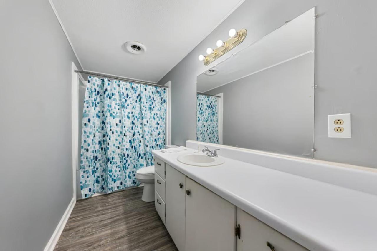 Spacious Backyard • Fireplace • Mins from Downtown - Chambres d'hôtes Glasgow