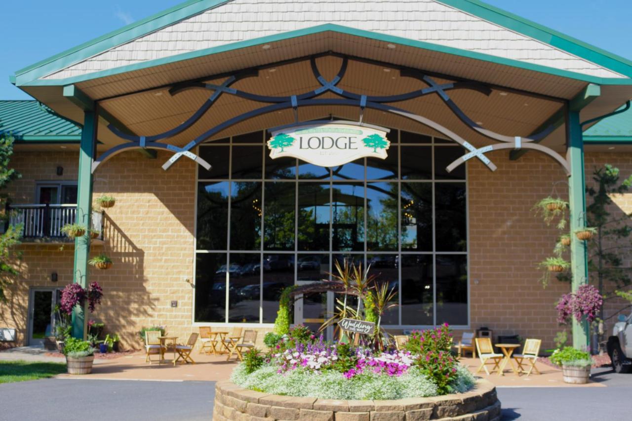 The Lodge at Woodstone Country Club - B&B Danielsville