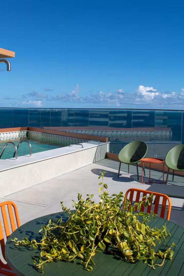 Faroleiro - Studio à beira-mar, com vista para o Farol da Barra, em frente ao circuito do carnaval - Bed and Breakfast Salvador