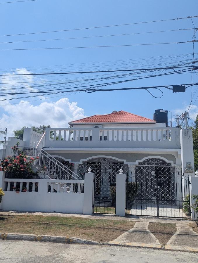 2 Bedroom upstairs large flat in Portmore Pines - B&B Portmore