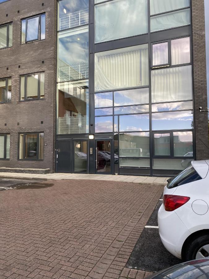 Cozy Studio Apartment Near Heathrow Airport Terminal 4 - Unlimited Wi-Fi - Paid Parking - B&B New Bedfont