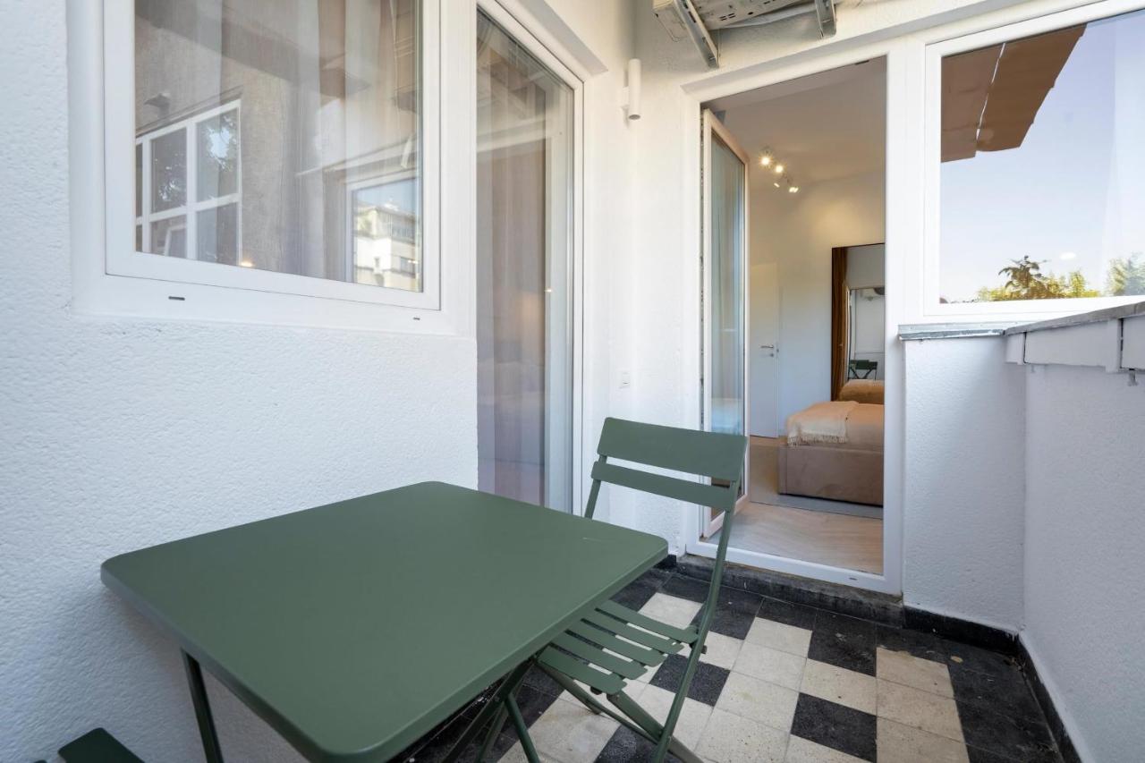 Sunny & Peaceful 3BR with Balcony Near National Theater & Cismigiu Park - Chambres d'hôtes Bucarest