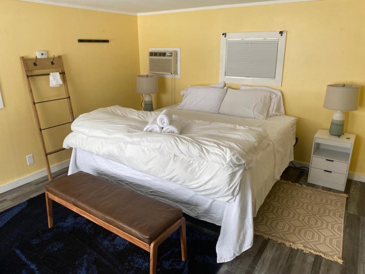 Zimmer mit Kingsize-Bett und Seeblick