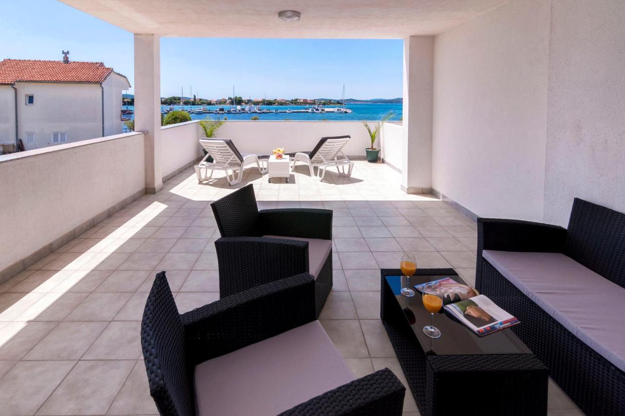 Appartement 2 Chambres avec Terrasse et Vue sur la Mer