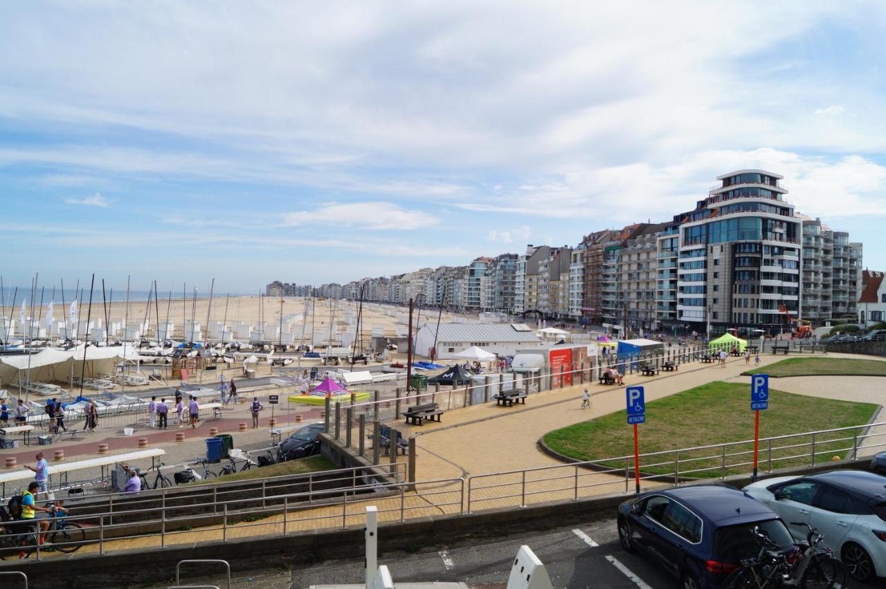 Seaview 2-bedroom Apartment Goldeneye with Private Garage in Duinbergen - Chambres d'hôtes Knokke-Heist