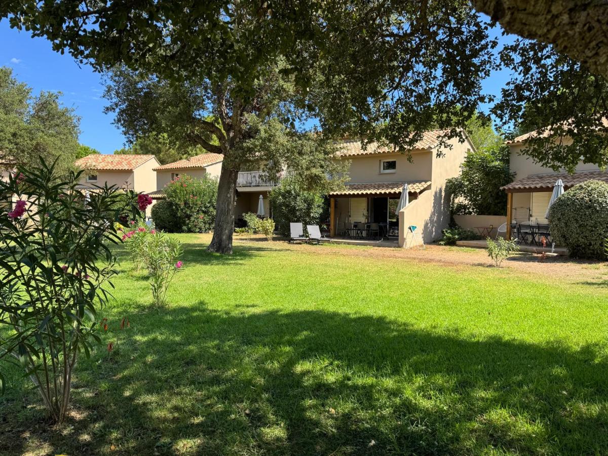 Mini Villa luxueusement équipée T4 duplex 75 m2 dans résidence Fiori di Cala Rossa superbement arborée - chez Anne avec très grande piscine de 350 m2 chauffée - Chambres d'hôtes Lecci