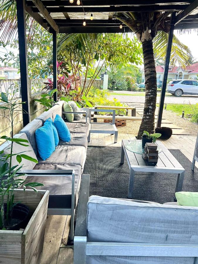 2 bedroom Guest House with comp ride to the airport - B&B Ladyville