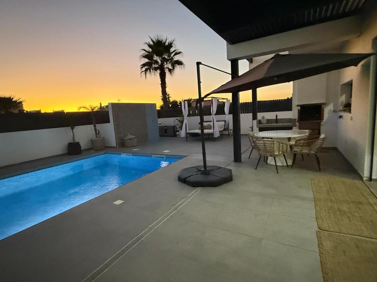 Villa R&M with Pool and Jacuzzi - Bed and Breakfast Quelfes