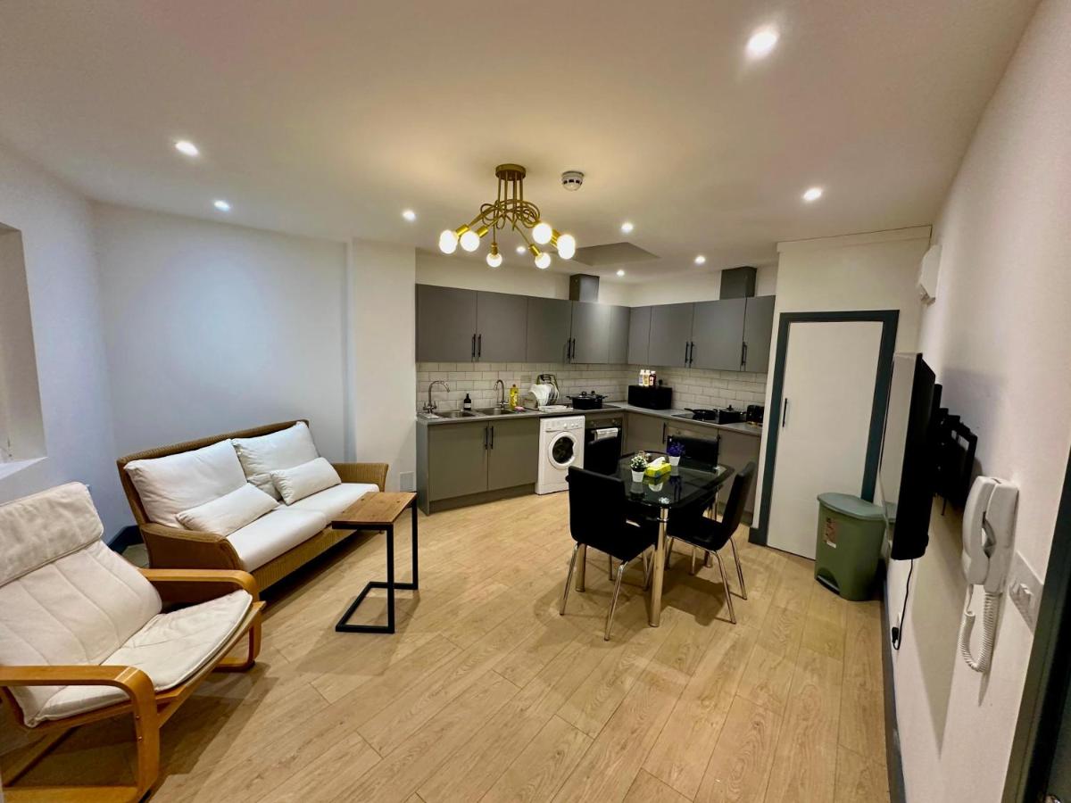 Stylish Ensuit Studios in the Heart of Vibrant Tooting 1 Min to Tube - B&B Londra