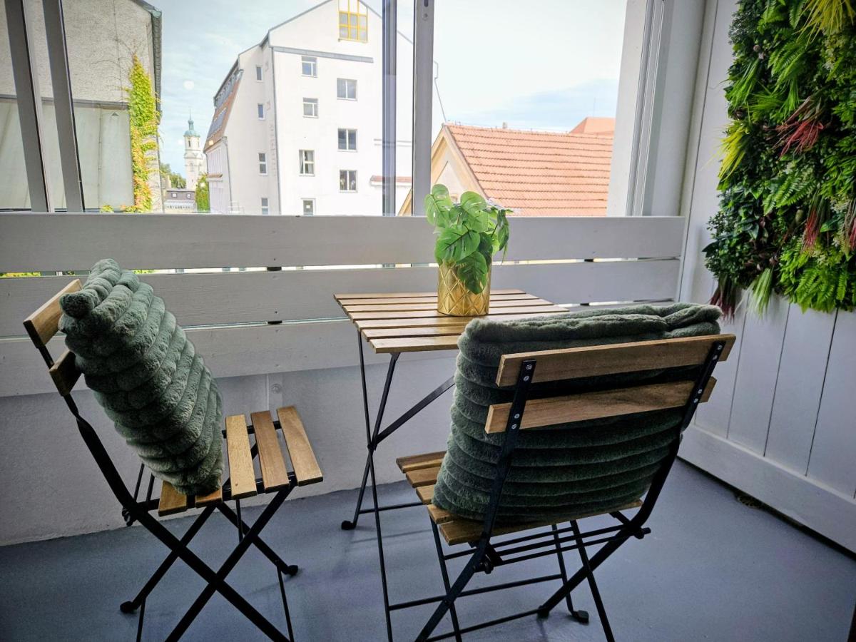 Stylish Old Town Apartment with Free Parking and a Balcony near the Cathedral - Chambres d'hôtes Augsbourg