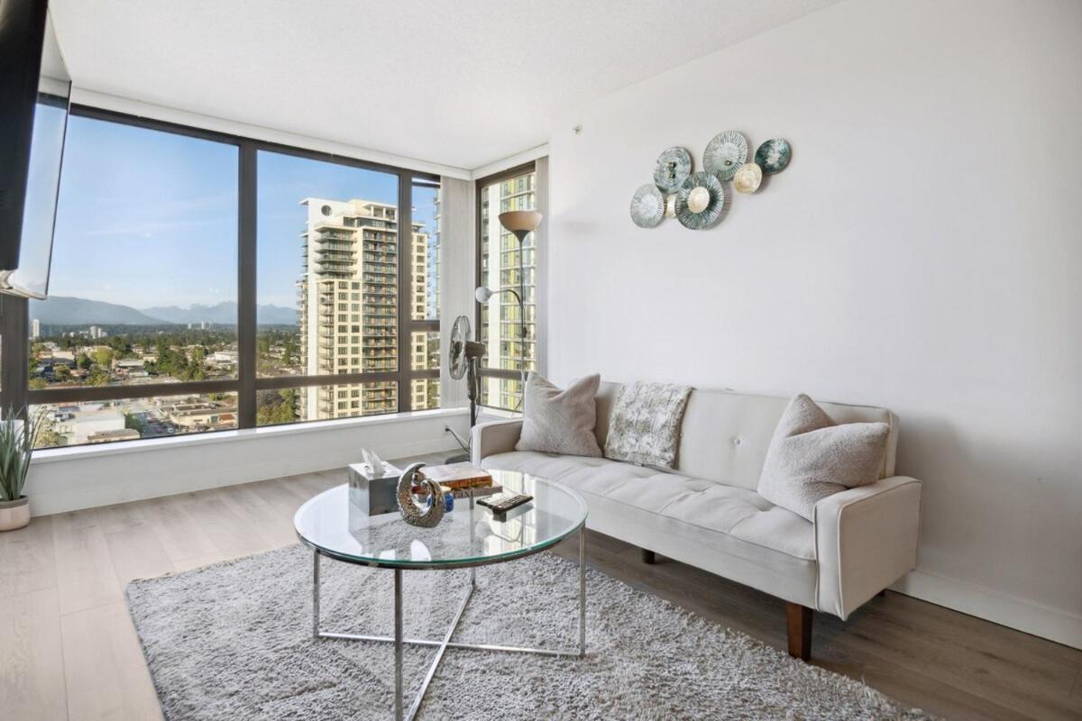 Arcola Retreat, Modern Condo with Balcony, Workspace and Views - Ferienwohnung Burnaby