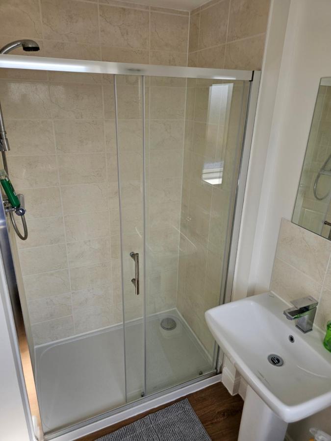 Double Bedroom in Dartford central- Private Toilet & Bathroom - Chambres d’hôtes Dartford