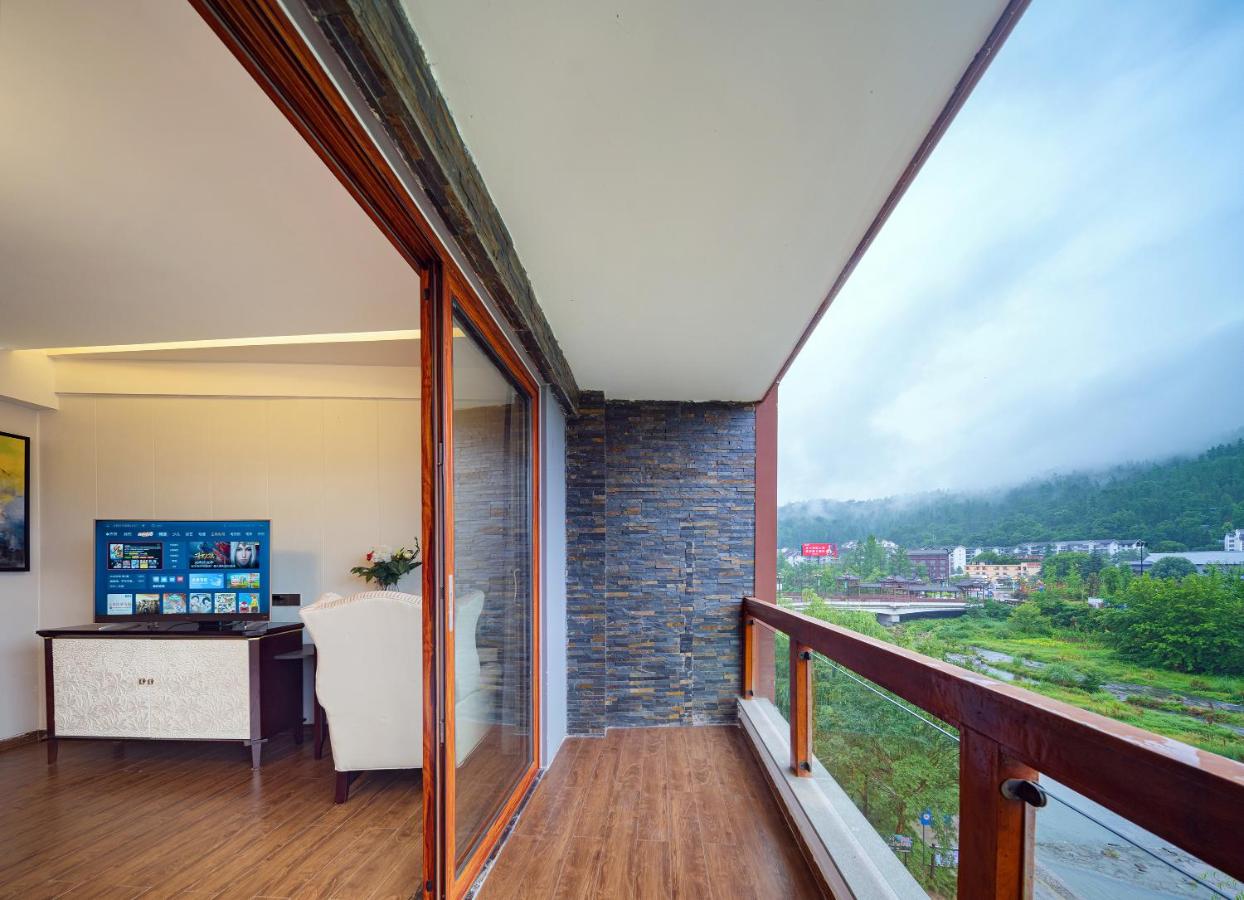 LeadingMen Riverview Hotel&Lift&Free Laundry &Book tickets &Downtown Location and Experienced tour guide service - B&B Hanqiyu