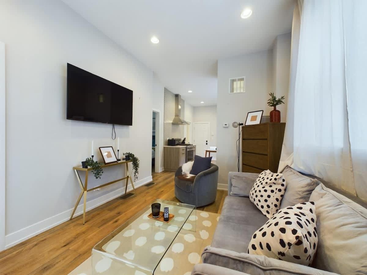 West Town 2BR with In-Unit Laundry and Onsite Parking - Chambres d’hôtes Chicago