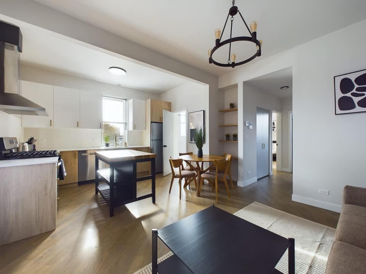 2 BR with Soaking Tub and Onsite Parking - B&B Chicago