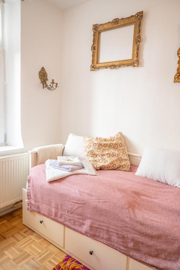 Zimmer in Künstlerwohnung - Ferienwohnung Stuttgart