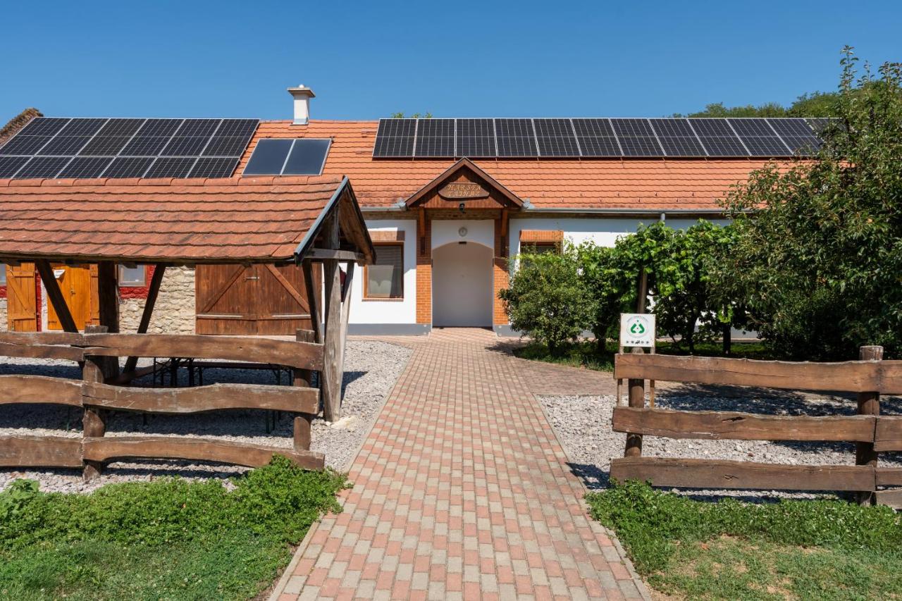 Hársfa Vendégház - B&B Bükkösd