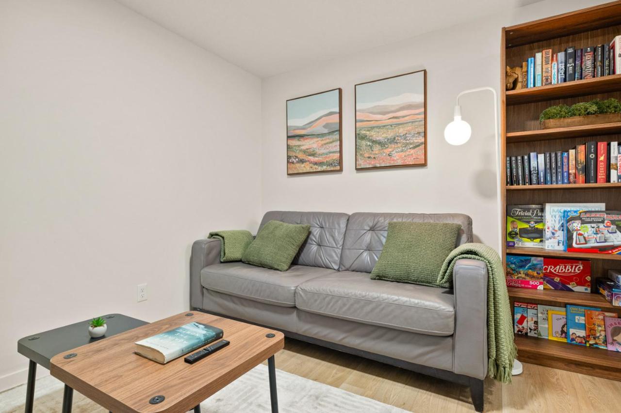 Cozy 2BR BSMT Suite with Board Games and Netflix - B&B Calgary
