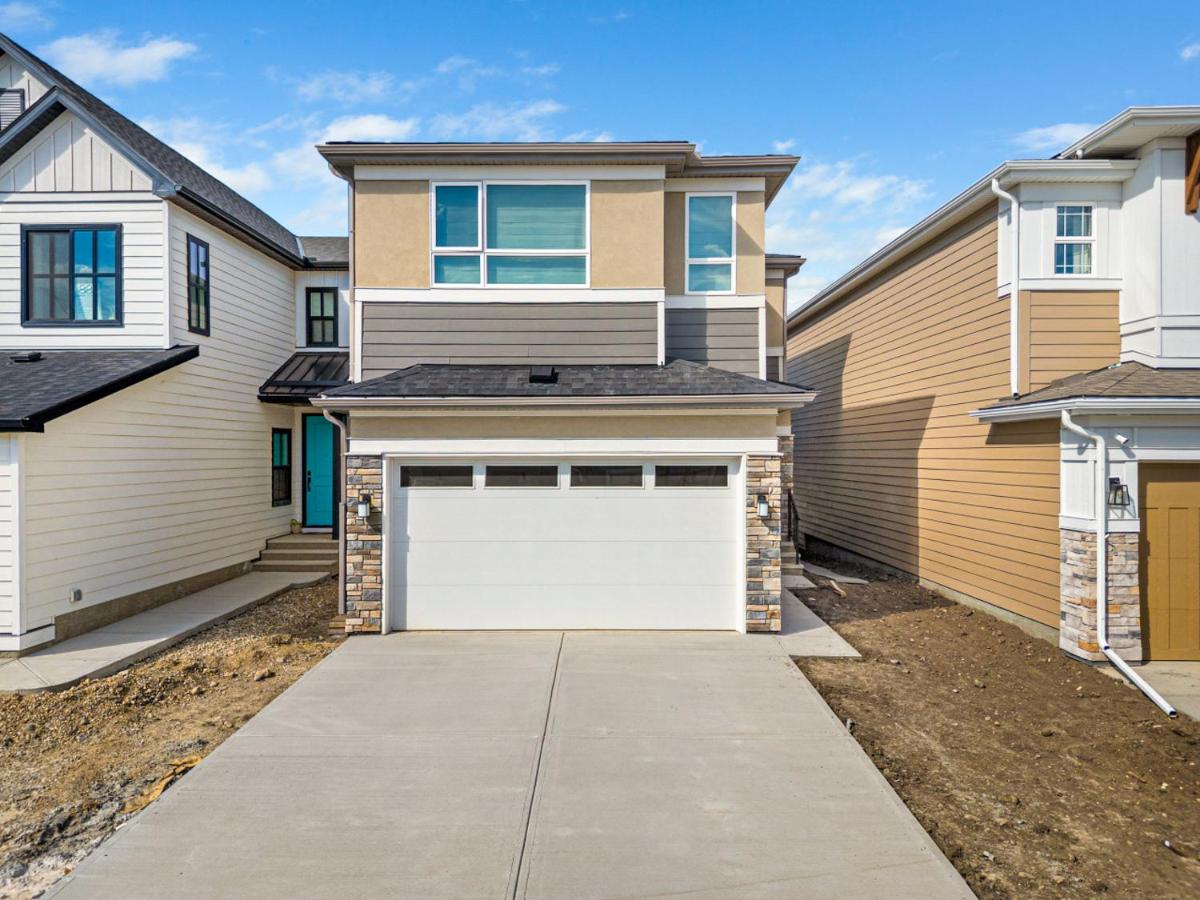 Rockland Park 2BR Private Suite in NW Calgary – 2 Queen Beds, 65-inch TV, Board Games - B&B Calgary