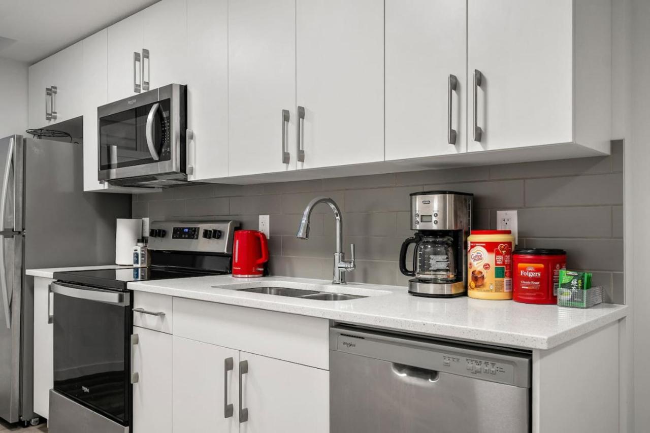 Private Basement Magnolia Retreat Family Friendly Suite near Seton and Lake - Chambres d'hôtes Calgary