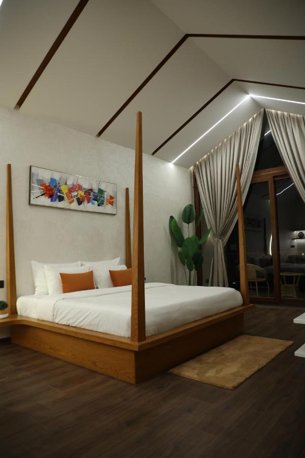 Zimmer mit Queensize-Bett und Balkon