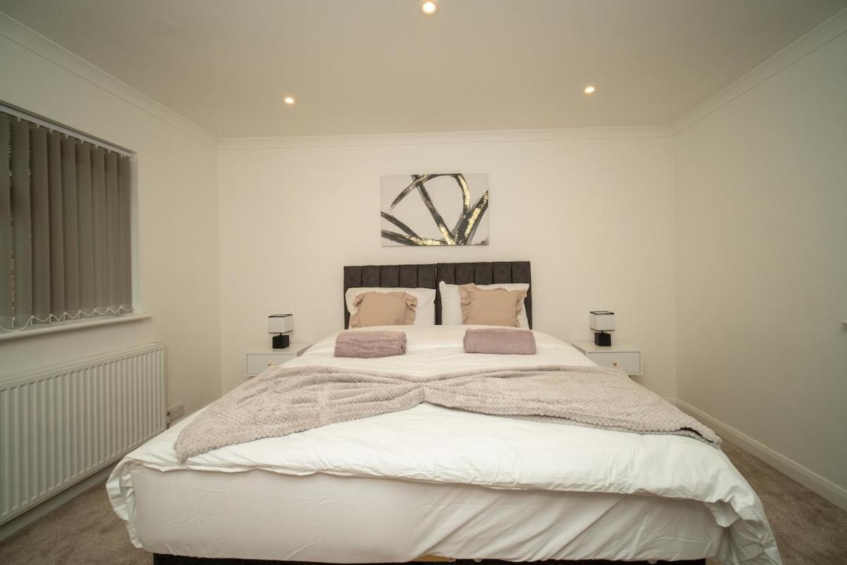 Luxury 5-Bed, Windsor Sleeps 9, Private Parking - Chambres d’hôtes Windsor